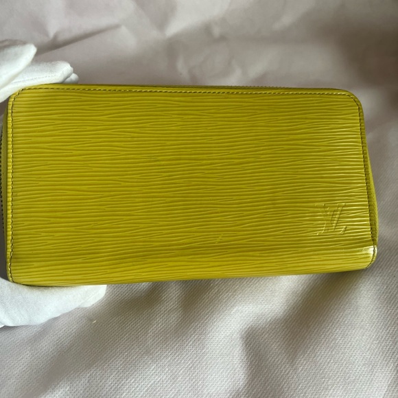 Elegant Yellow LV EPI Women's Zippy Wallet - Picture 13 of 14